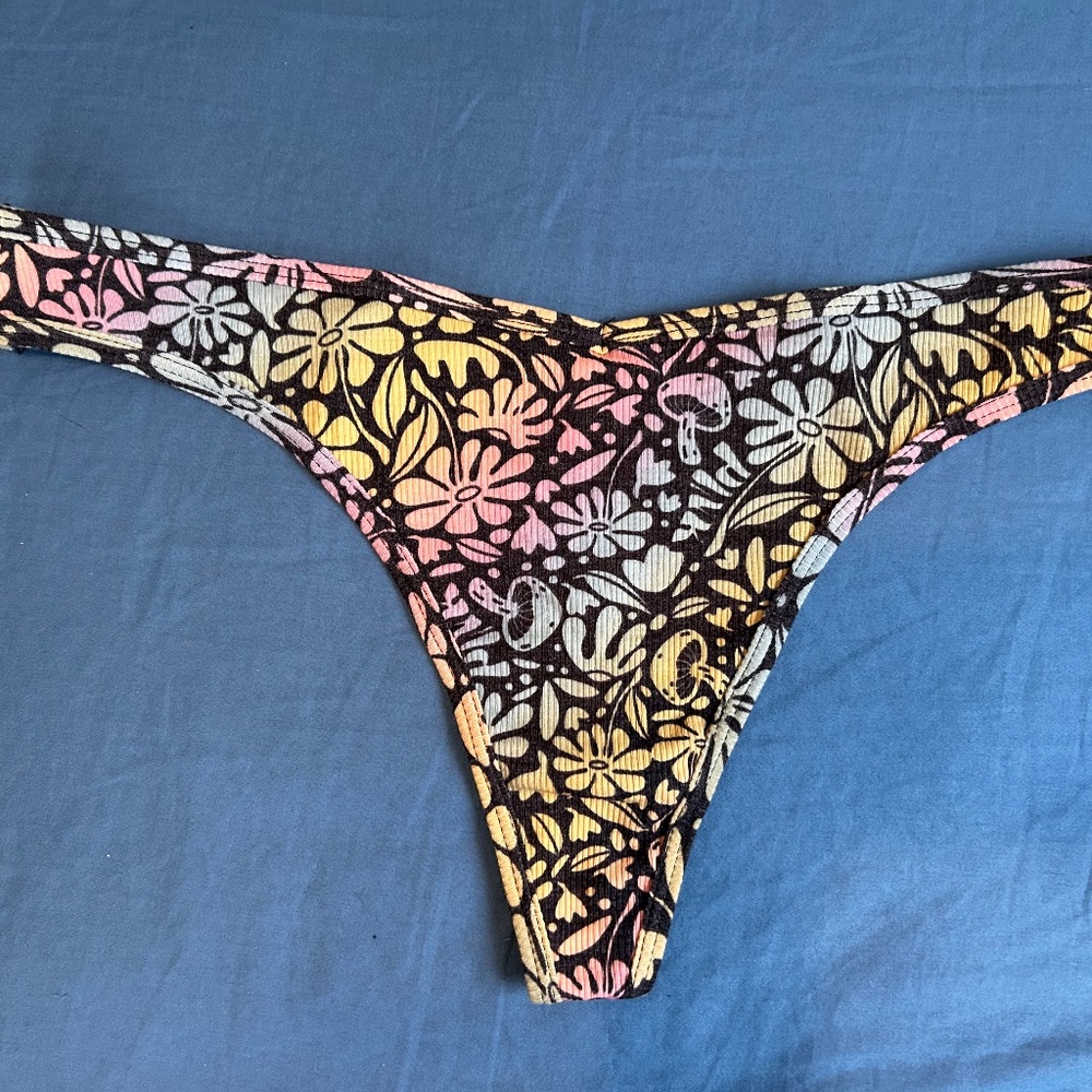 🩲Free w/any 2 items. Victoria’s Secret Thongs XL New